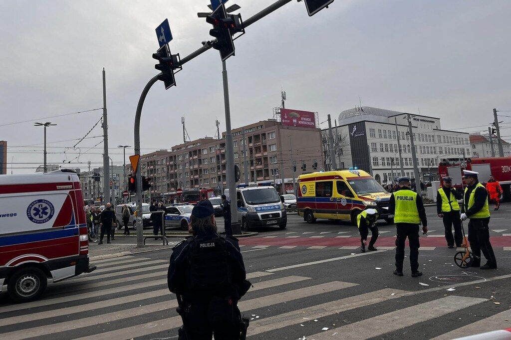 Авто врезалось в толпу в польском Щецине: 19 пострадавших
