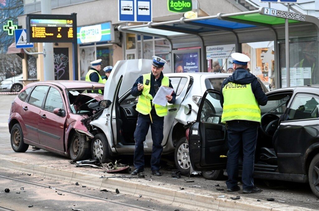 Авто врезалось в толпу в польском Щецине: 19 пострадавших