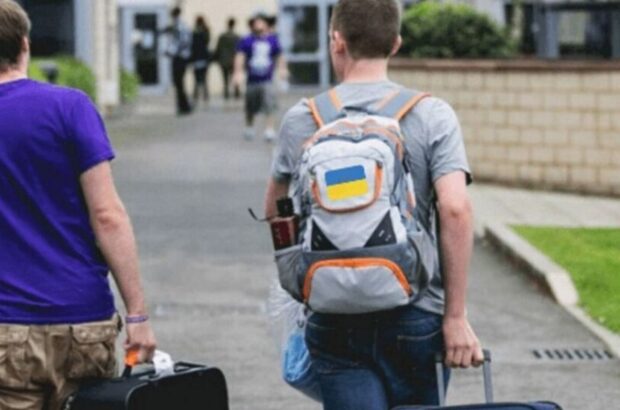 Без чего украинцев 18-22 лет не выпустят за границу