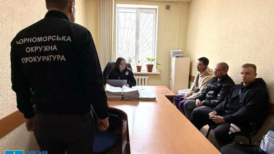 Принуждение, камуфляж и автомобиль: трое жителей Одесщины под видом ТЦК совершали насилие