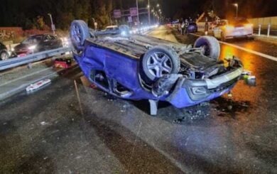 Dacia с дипломатическими номерами влетела в барьеры на Вислостраде