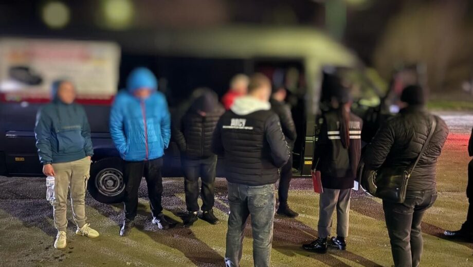 Мікроавтобус з секретом: троє ухилянтів сховалися в схованці, але не пройшли контроль