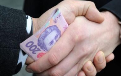 Хабар за ”свободу”: чоловік на Тернопільщині намагався дати патрульним 200$