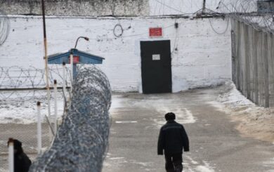 Требуют 2 млн долларов и вертолет. В Волгоградской области РФ заключенные колонии захватили заложников