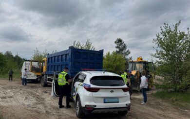 ”Лодочкою до будинку”: як у Козині заради елітних маєтків знищують заповідну зону