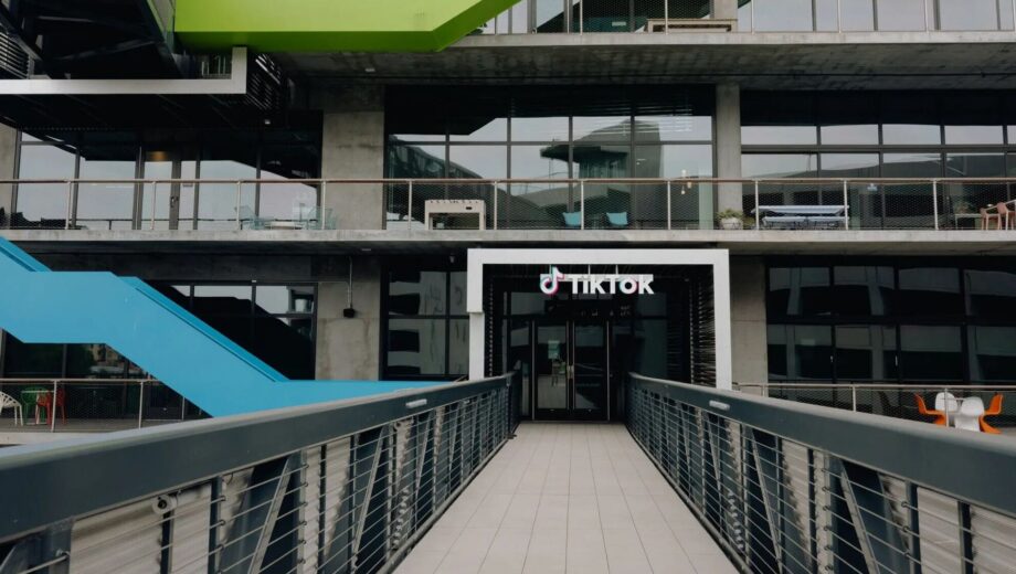 Тринадцать штатов США подали в суд на TikTok из-за вреда для психического здоровья детей