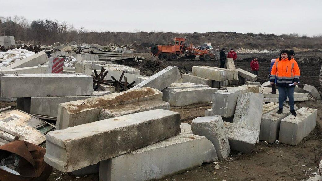 Скандал в Киеве: земельный участок ''Киевавтодора'' в Соломенском районе превратили в свалку (фото)