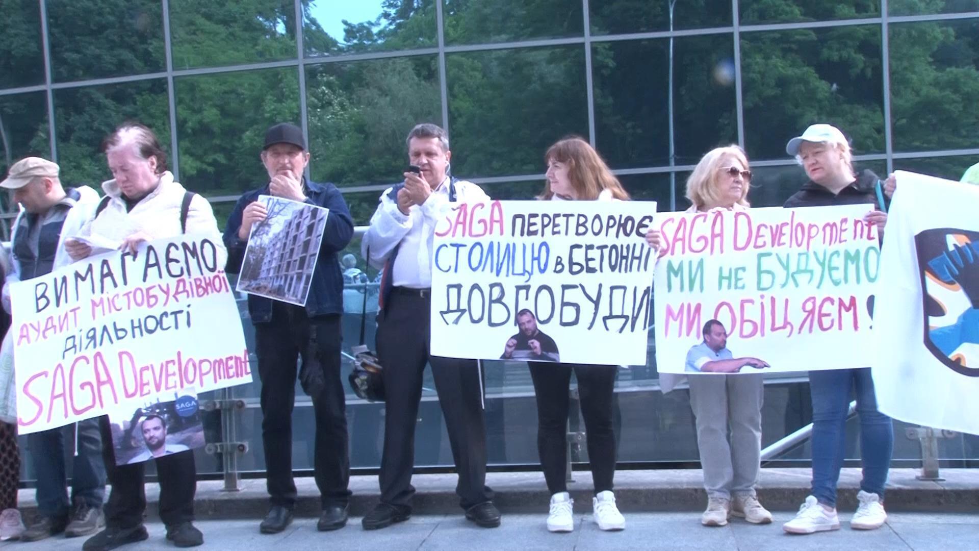 Инвесторы требуют достроить жилье и называют схему ''финансовой пирамидой''