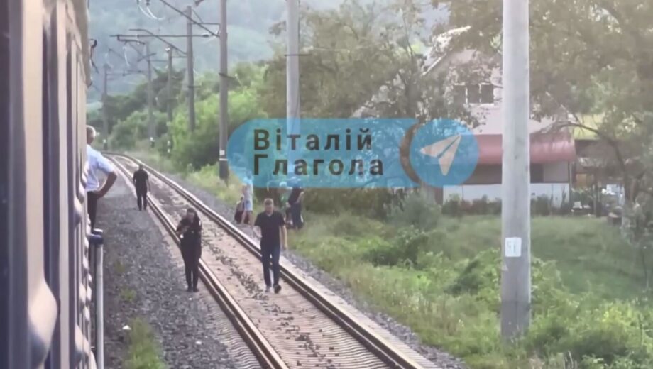 Чоловік, який ліг на колію, затримує поїзд у напрямку Львова