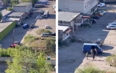 Примусова мобілізація у Дніпрі: співробітники ТЦК заштовхали чоловіка у бус