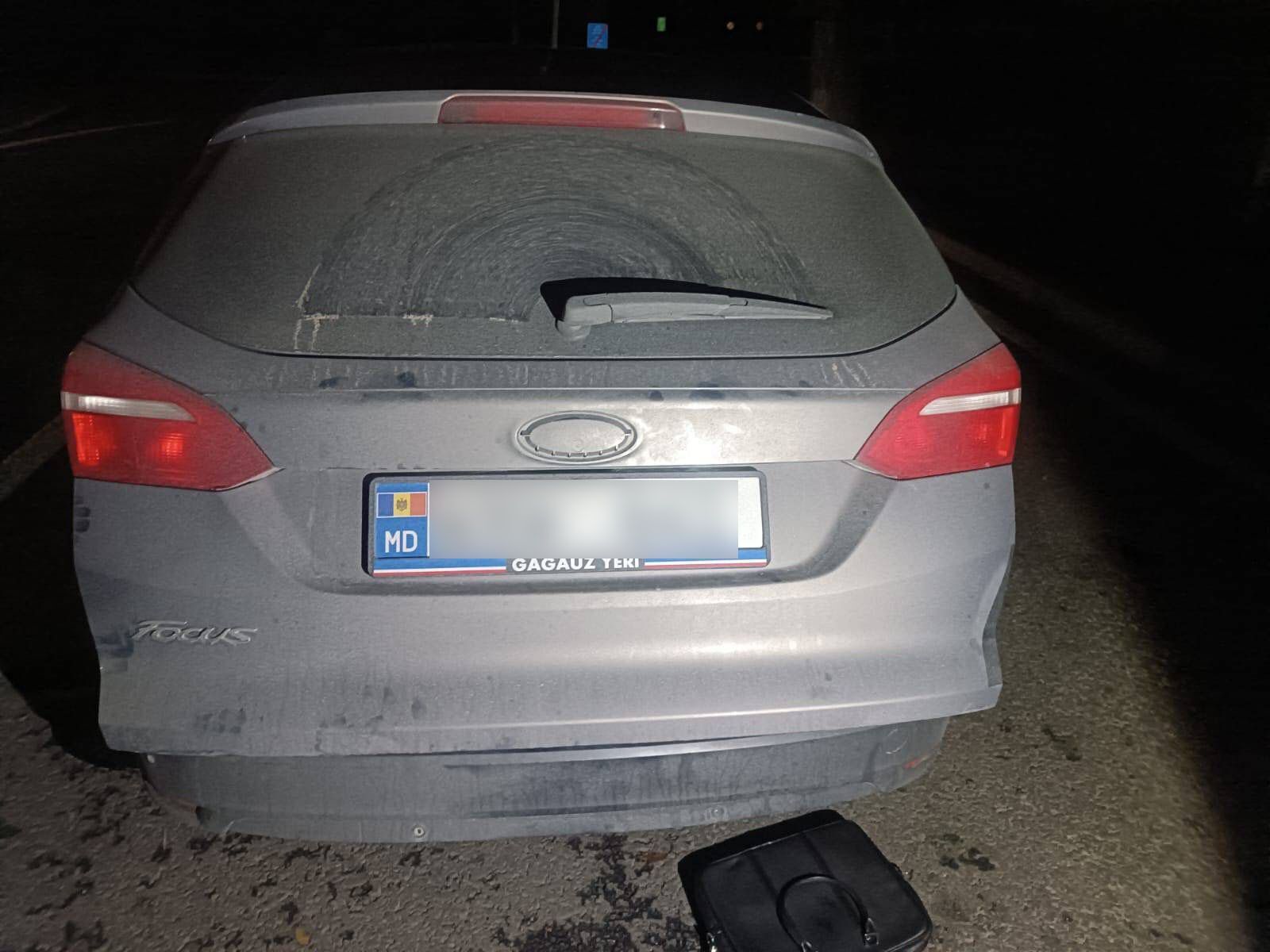 Человек прятался в багажнике автомобиля