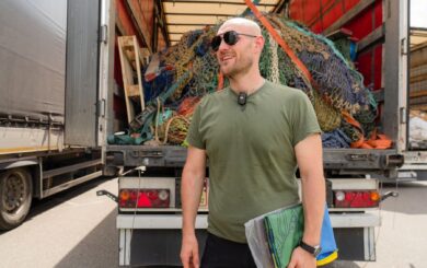Ініціатива ”Павутиння”: волонтери передали 8 фур сіток для захисту техніки і військових