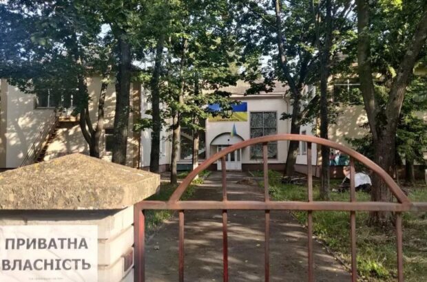 Партнер Сапожка купил детсад в Броварах и планирует срезать 23 дерева – депутат ушел с заседания