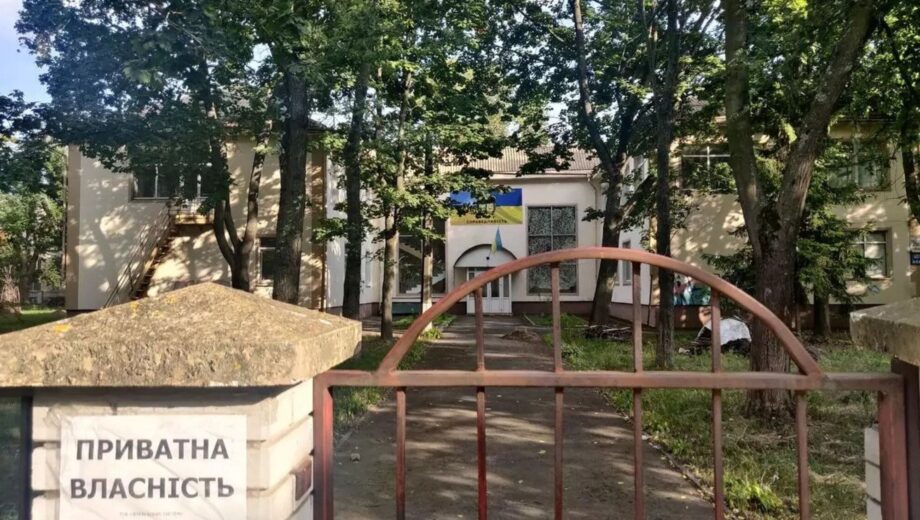 Партнер Сапожка купил детсад в Броварах и планирует срезать 23 дерева – депутат ушел с заседания
