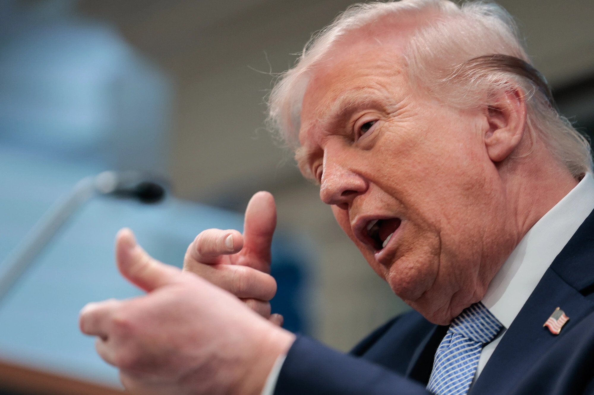 Дональд Трамп стреляет