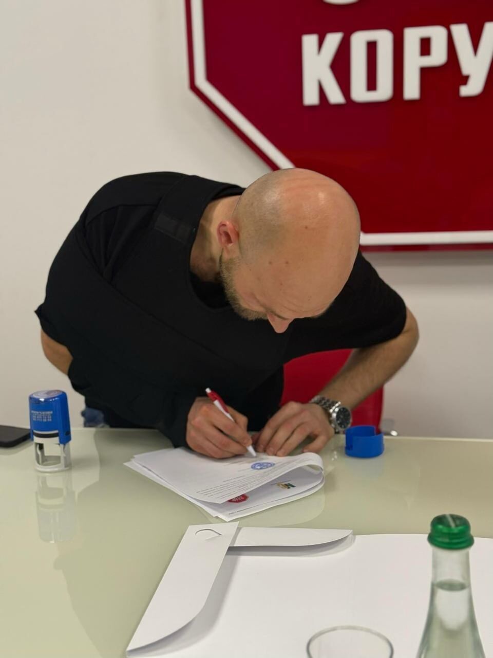 Ігор Бондарчук підписує меморандум