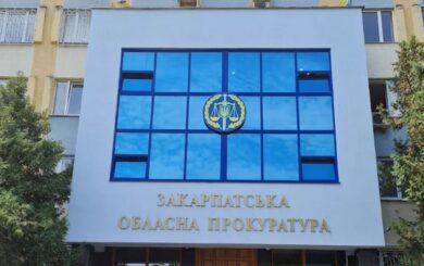 Взятка 120 тысяч в Мукачево: подозрение чиновнику горсовета за откат при реконструкции