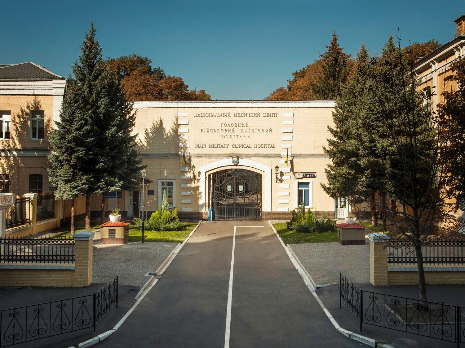 Майстер манікюру та айтівець: викрили схему з працевлаштування у військовому госпіталі