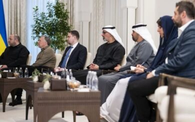 »Переговоры или марафон?» Соцсети обратили внимание на кроссовки Арахамии в ОАЭ