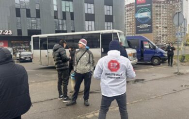 Блокировали автобусы на Березань: на Харьковской задержали несовершеннолетних »титушек» (фото)