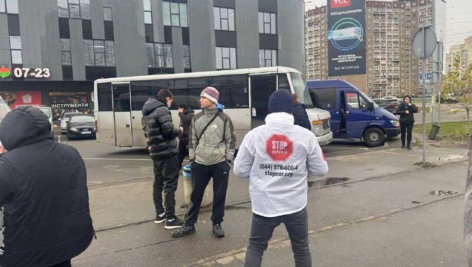 Блокировали автобусы на Березань: на Харьковской задержали несовершеннолетних »титушек» (фото)