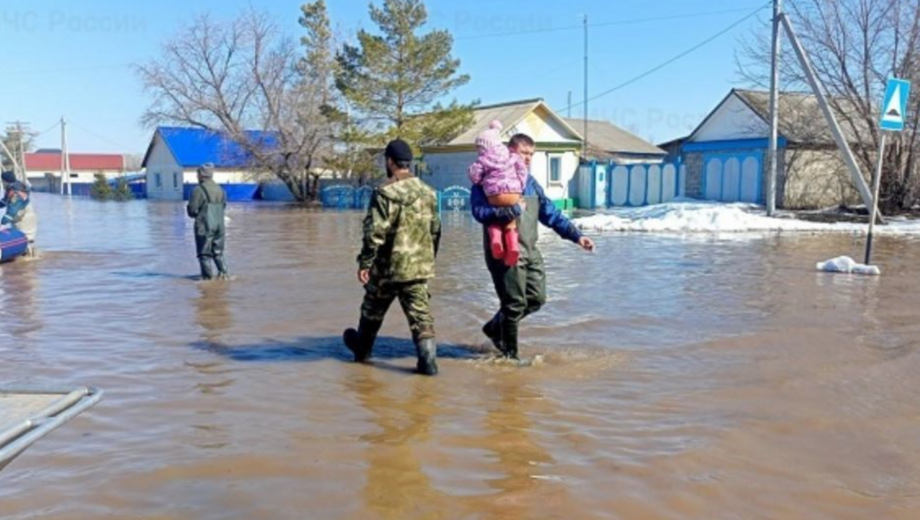В российском городе Орск прорвало дамбу: известно о трех погибших