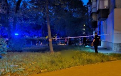 Вибух на Нивках: невідомий кинув гранату у фасад жилого будинку (оновлено)