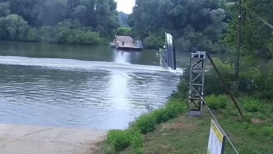Катер врезался в канат на Тисе: спасатели вытаскивали лодку из реки (видео)