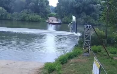 Катер врізався в канат на Тисі: рятувальники витягували човен з річки (відео)