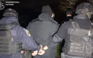 В Винницкой области троих человек подозревают в вымогательстве почти 200 тысяч долларов и разбойном нападении