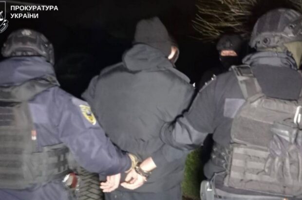 У Вінницькій області трьох осіб підозрюють у вимаганні майже 200 тисяч доларів і розбійному нападі