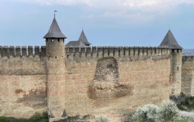 В Хотинской крепости частично обрушилась стена: туристов ограничили
