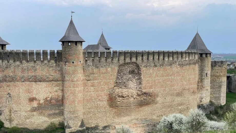 У Хотинській фортеці частково обвалилася стіна: туристів обмежили