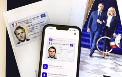 Макрон зареєструвався у французькому аналогові ”Дії” та зробив посвідчення особи