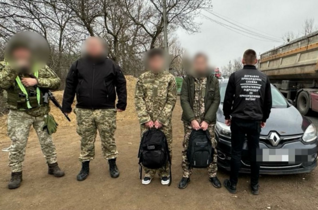 Скрывался за формой военного: в Одесской области задержали перевозчика и его пассажиров