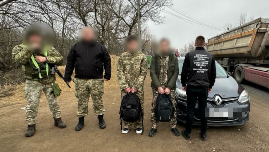Ховався за формою військового: на Одещині затримали перевізника та його пасажирів