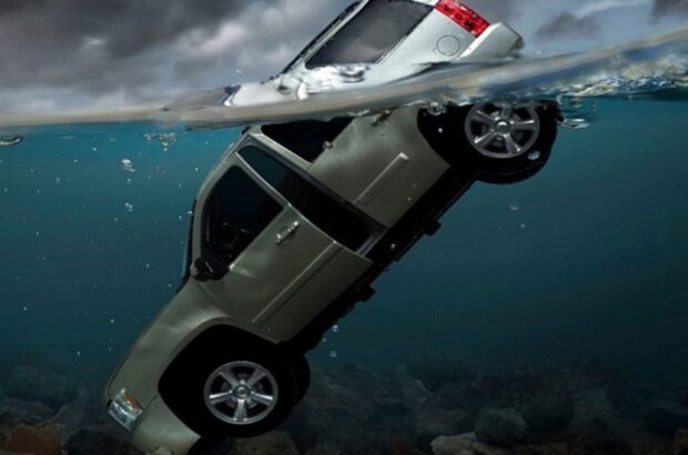 BMW ушло под воду на Львовщине: один человек погиб, двое спасены