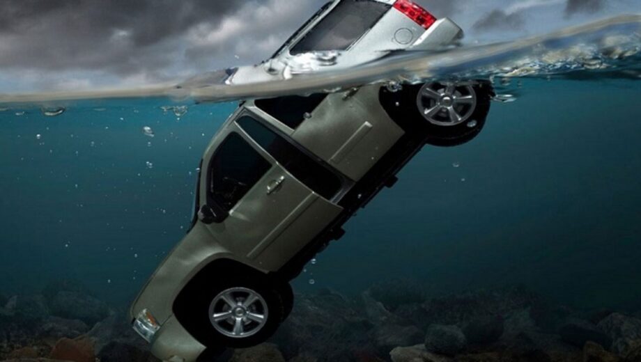BMW ушло под воду на Львовщине: один человек погиб, двое спасены