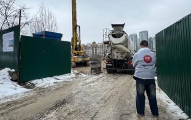 Строитель пытается укорениться: сомнительный объект продолжает расти в столице