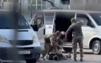 У Мукачеві чоловік вдарив військового пляшкою: нападника затримали