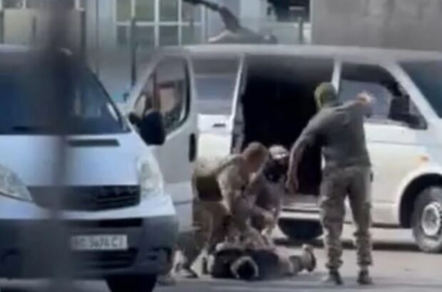В Мукачево мужчина ударил военного бутылкой: нападавшего задержали