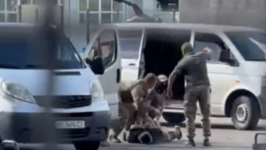 В Мукачево мужчина ударил военного бутылкой: нападавшего задержали