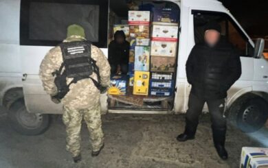 Спрятался в микроавтобусе между ящиками из-под бананов: у границы с Молдовой задержали мужчину