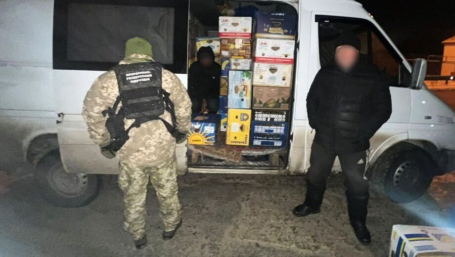 Спрятался в микроавтобусе между ящиками из-под бананов: у границы с Молдовой задержали мужчину
