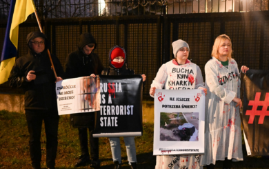 Польські та українські активісти викинули 2 тонни гною до воріт вілли російського посла