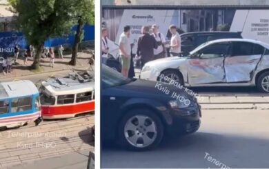 У Києві трамвай зійшов з рейок і протаранив десяток авто (фото, відео)