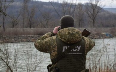 Трьох ухилянтів під час спроби втечі з України ледь не засмоктало болото