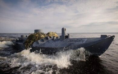 Морские дроны СБУ разгромили российские вертолеты и баржу с техникой (видео)