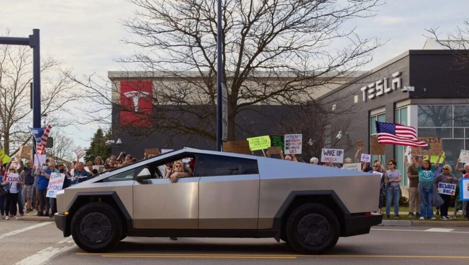 Маск и Трамп становятся причинами кризиса бренда Tesla