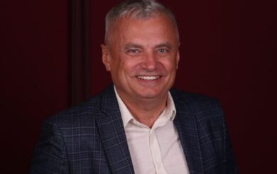 Хмельницкий депутат не задекларировал самолет: Ведерников называет его конструктором